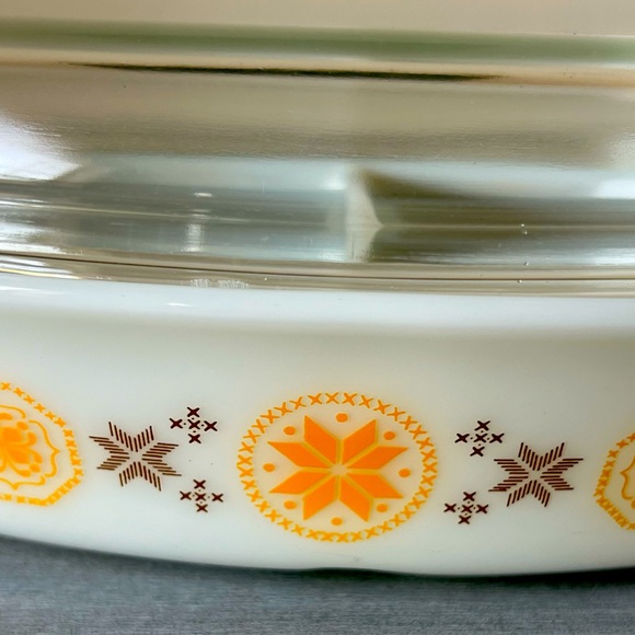 Vintage Pyrex Vintage Town and Country Divided Dish with Lid 1 1/2 Qt. - Picture 2 of 7